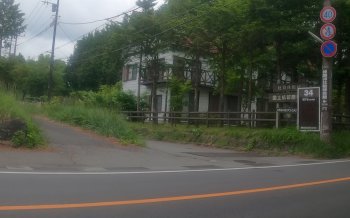 ① 県道729号登山道入口